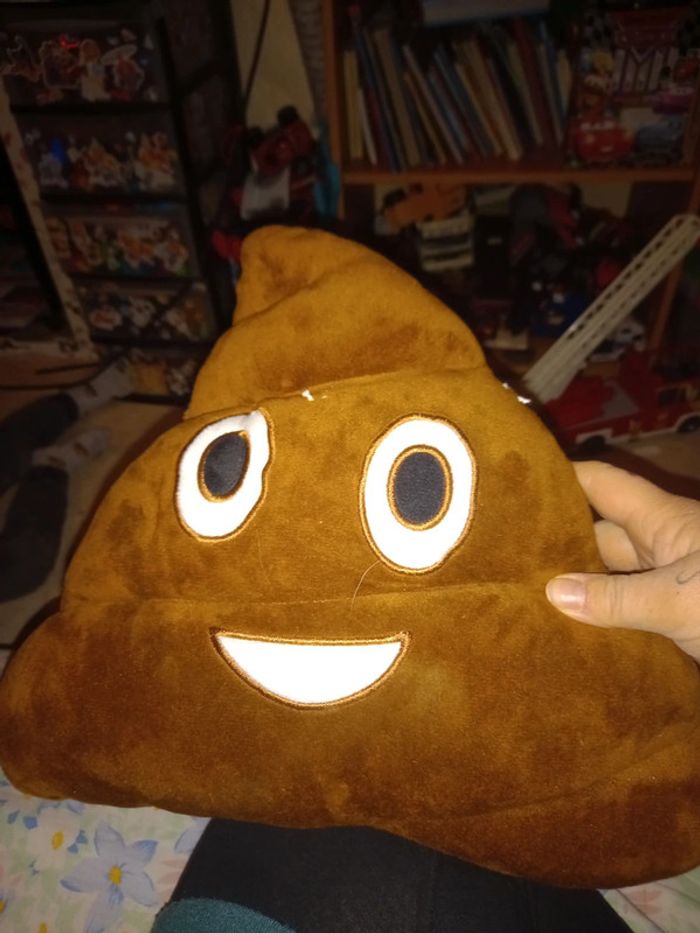 Coussin forme rigolote poo