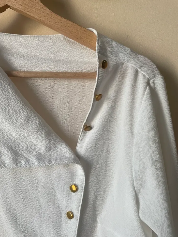 Blouse blanche boutons dorés - photo numéro 2