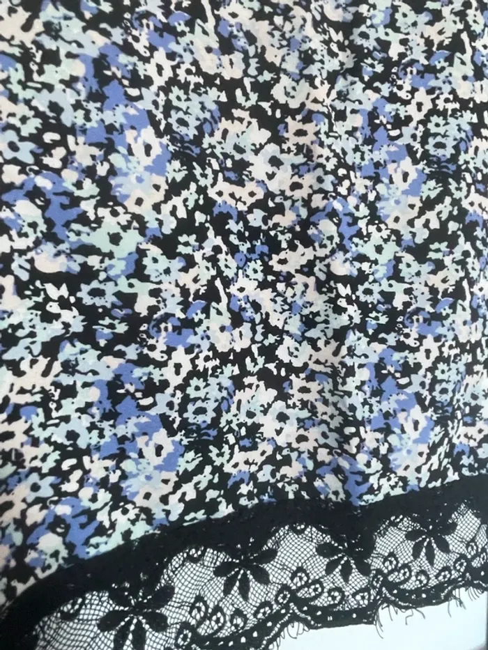 Haut à fleurs et dentelles - photo numéro 2