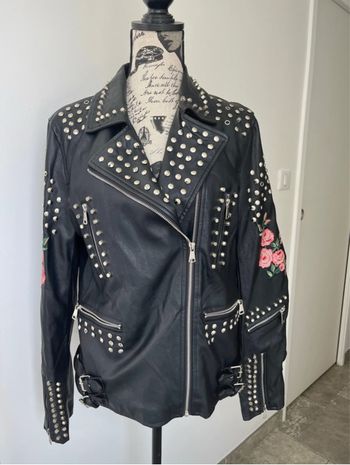 Splendide perfecto noir avec clous et broderies