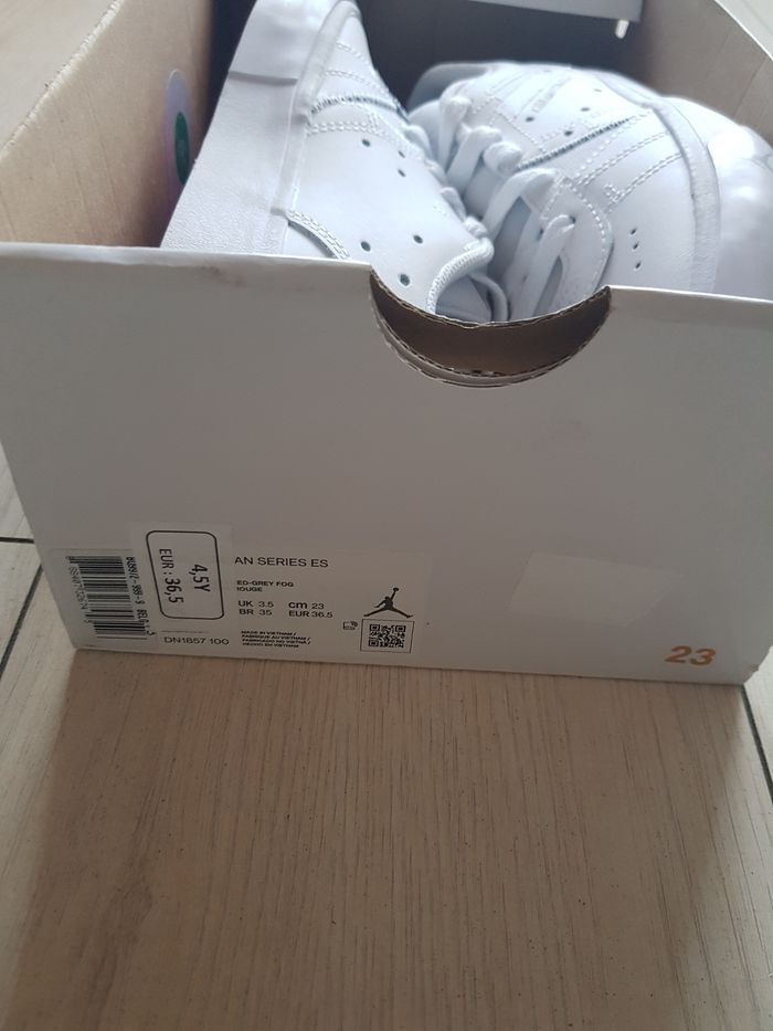 Superbe baskets Jordan blanches pointure 36,5 neuve - photo numéro 10