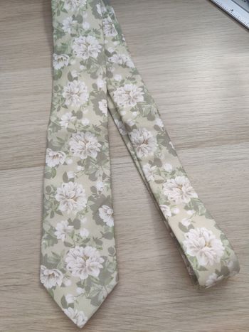 Cravate verte kaki fleurs 
