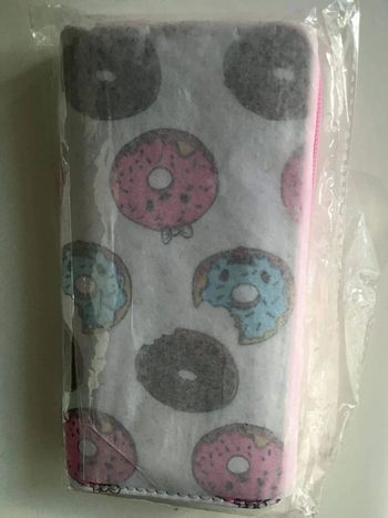 Grand porte monnaie motif doonuts Neuf