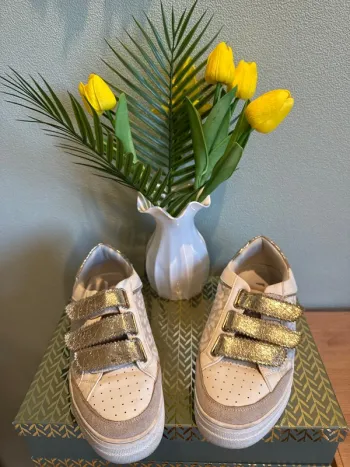 Très jolies baskets à scratch doré, femme