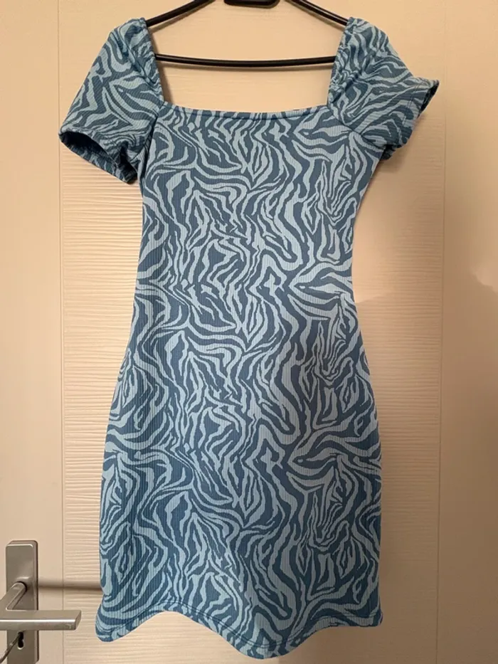 Robe bleue avec ouverture ventre – Taille M
