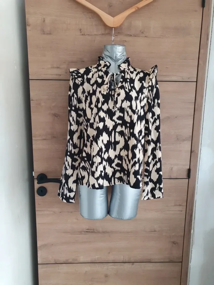 Blouse avec cordon volant épaule