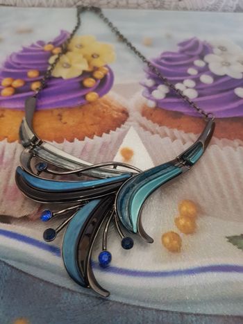 Collier motifs floraux bleus