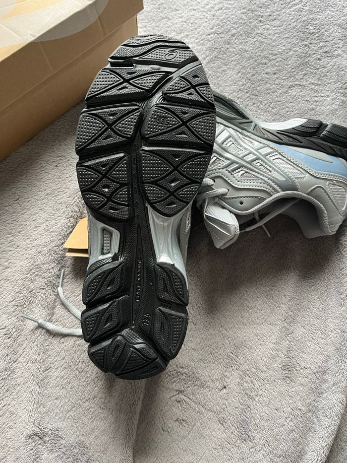 Asics Gel-NYC Gris/Noir – Taille 42 – Neuf - photo numéro 4
