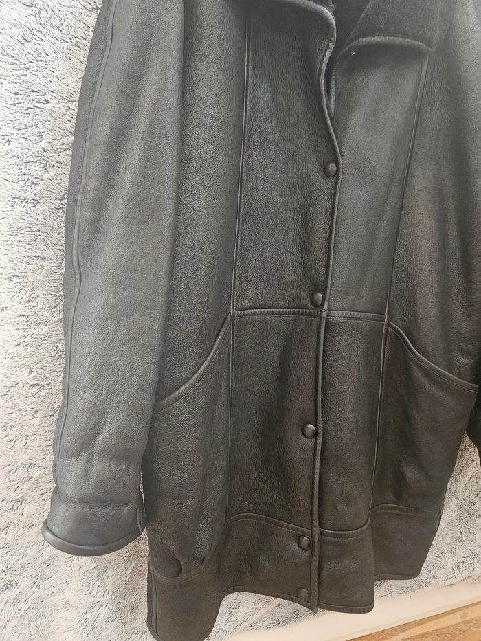 Manteau noir en cuir avec fausse fourrure de chez Aron's Cuir - photo numéro 6