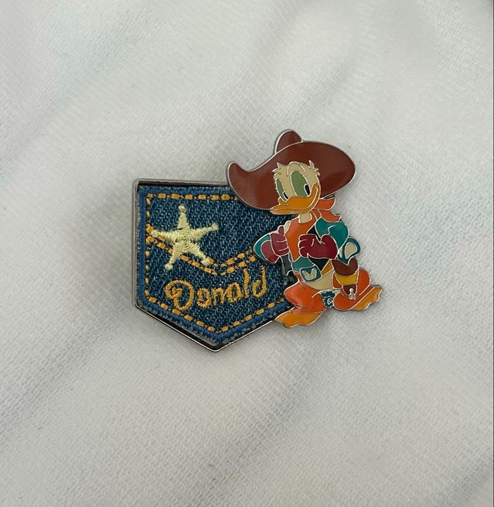 Pin’s Officiel  Disneyland Paris Donald Cow Boy 2003