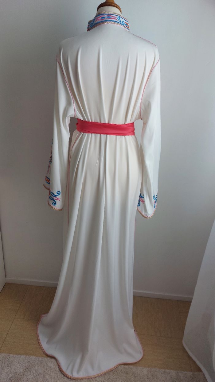 Caftan blanc avec broderie neuf jamais porté - photo numéro 4