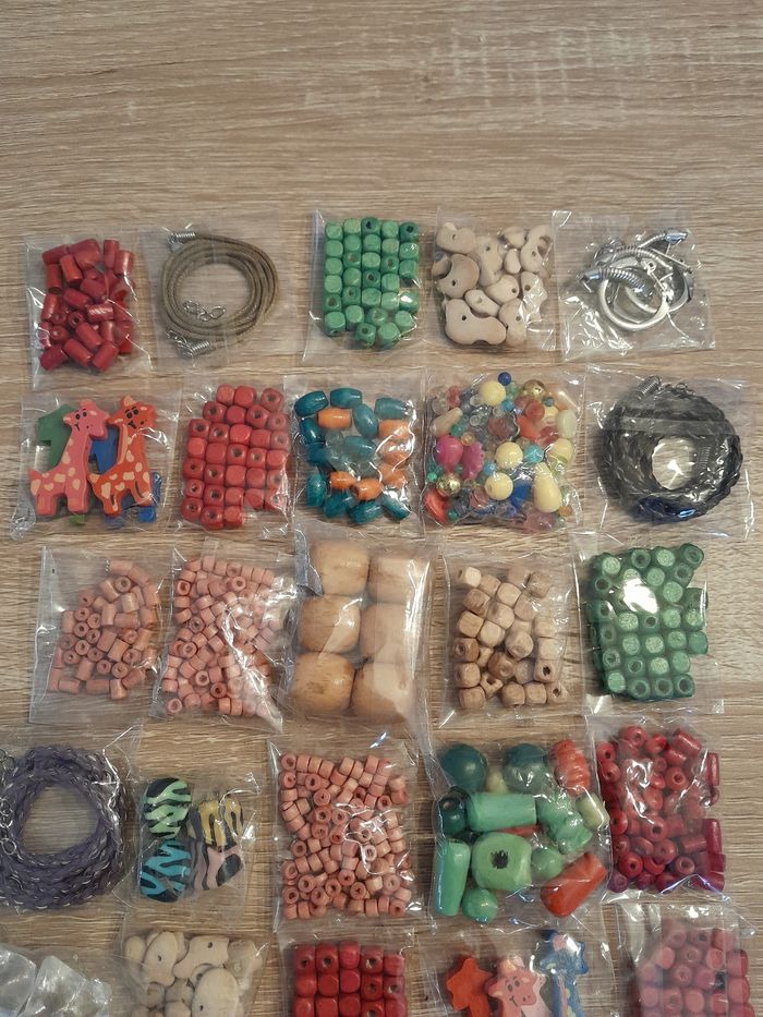 Lot de 40 sachets de perles et accessoires - photo numéro 6