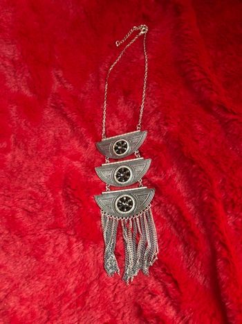 Très joli collier neuf