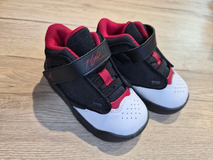 Baskets Jordan montantes noir blanche et rouge, pointure 22 - photo numéro 3