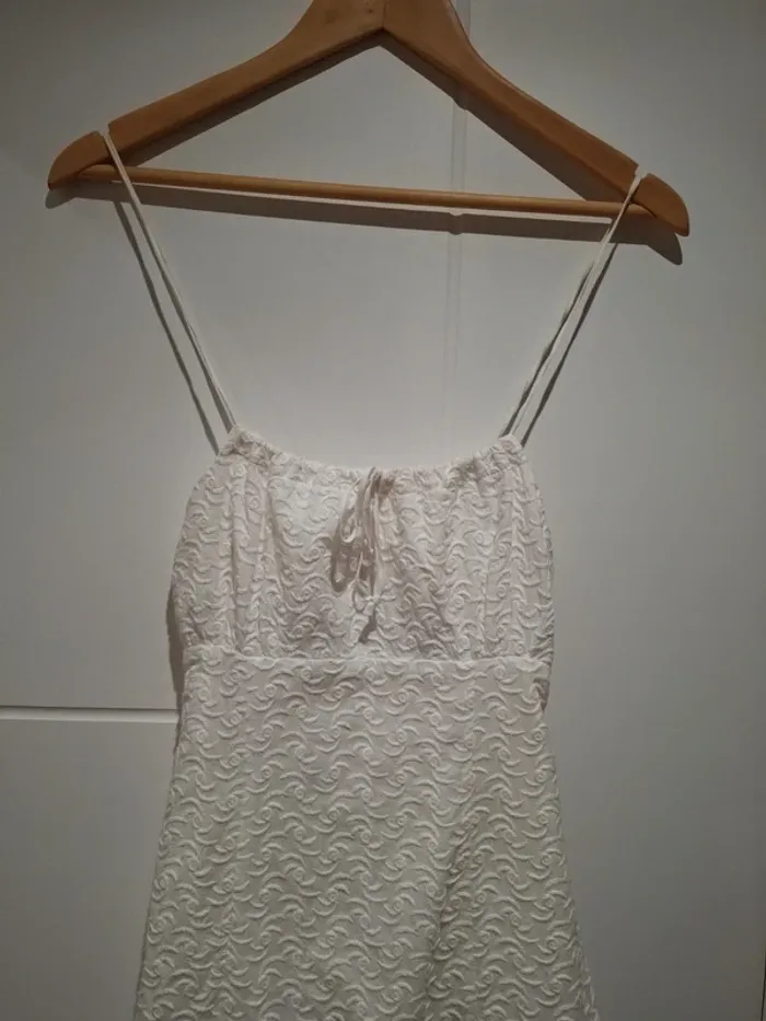 Jolie robe blanche brodée 36 Très bon état - photo numéro 2