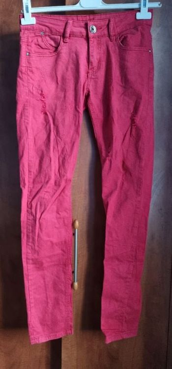 Jeans rouge avec trous et effet usé taille 40
