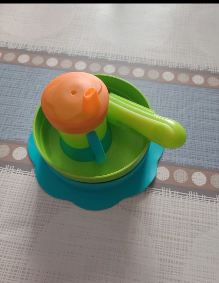 Vends lot vaisselle bébé assiette verre à bec et cuillère - photo numéro 3
