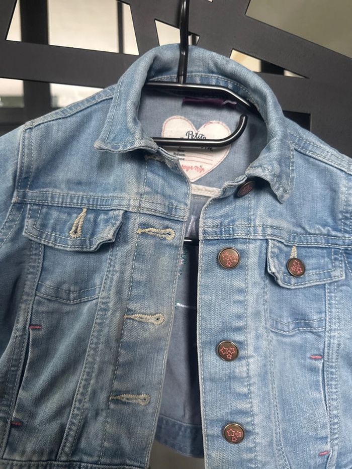 Veste en jean brodée avec un A - photo numéro 4