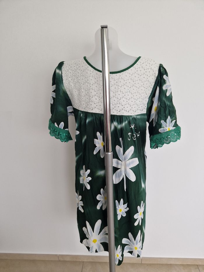 Robe polynésienne verte à fleurs blanches - photo numéro 5