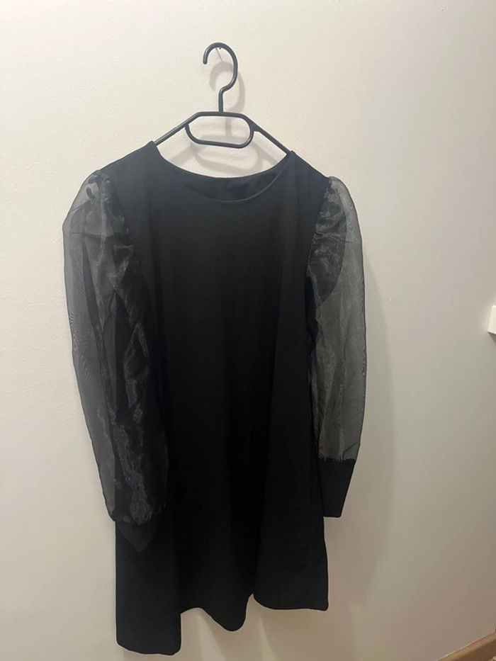 Robe noire taille unique forme trapèze manches transparentes