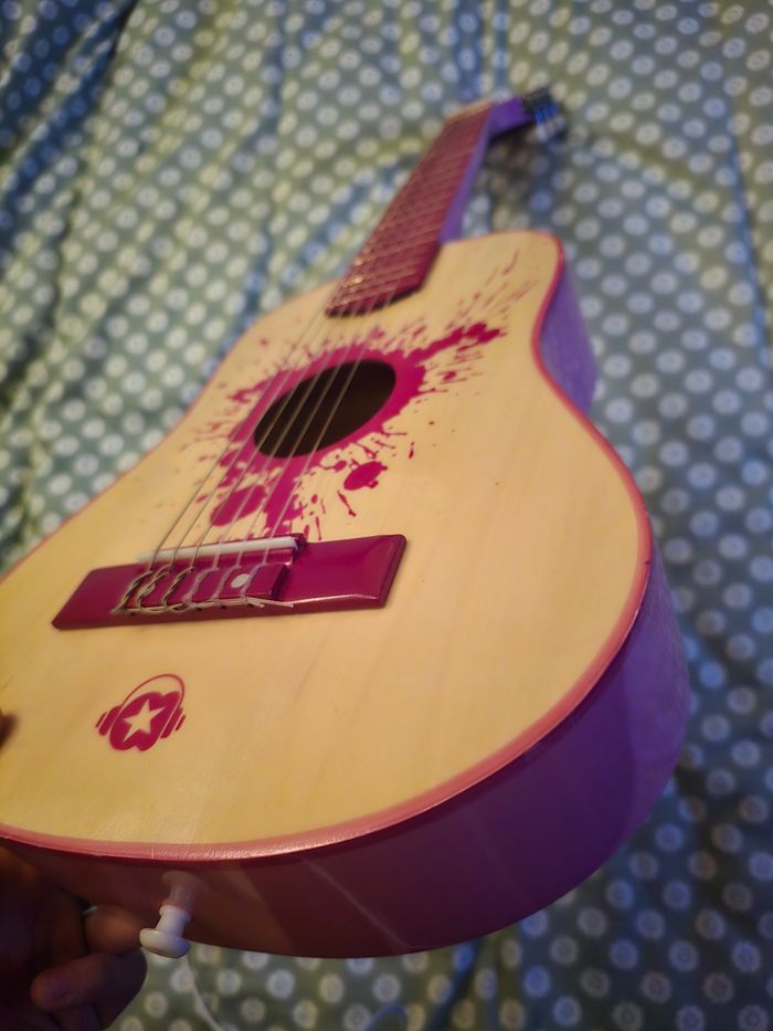 Guitare rose en bois - photo numéro 3