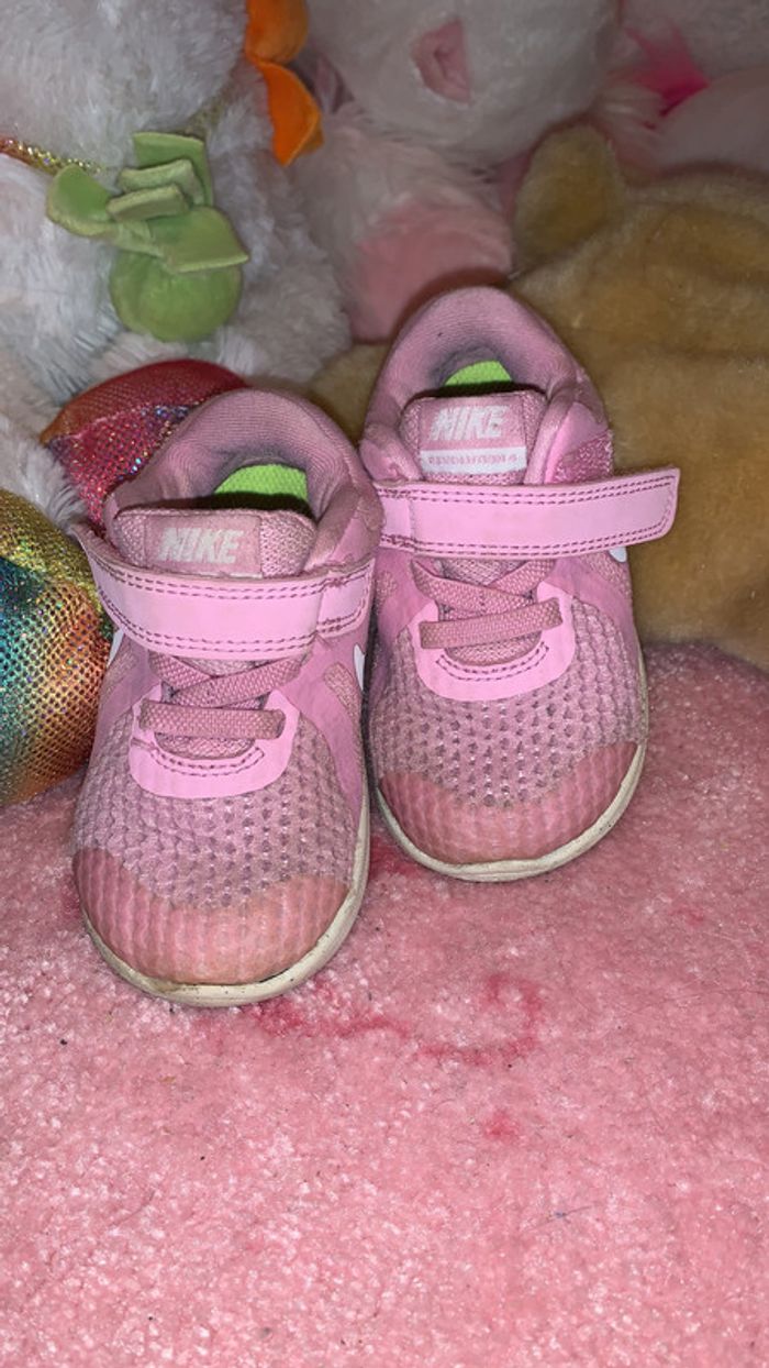 Basket Nike rose taille 22 - photo numéro 2
