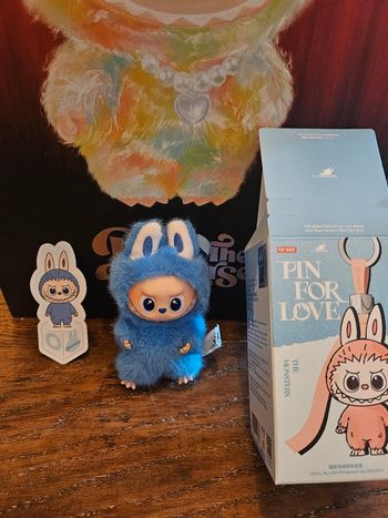 Labubu pins for love "O"