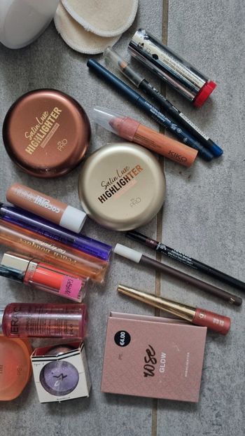 Lot maquillage neuf  différentes marques