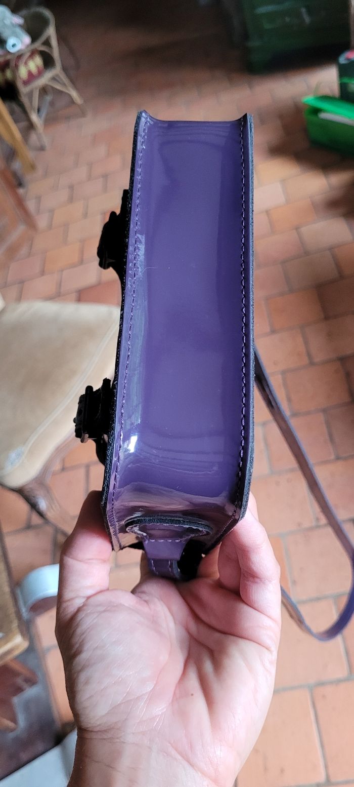 Petit sac sacoche Dr Martens cuir vernis violet - photo numéro 5