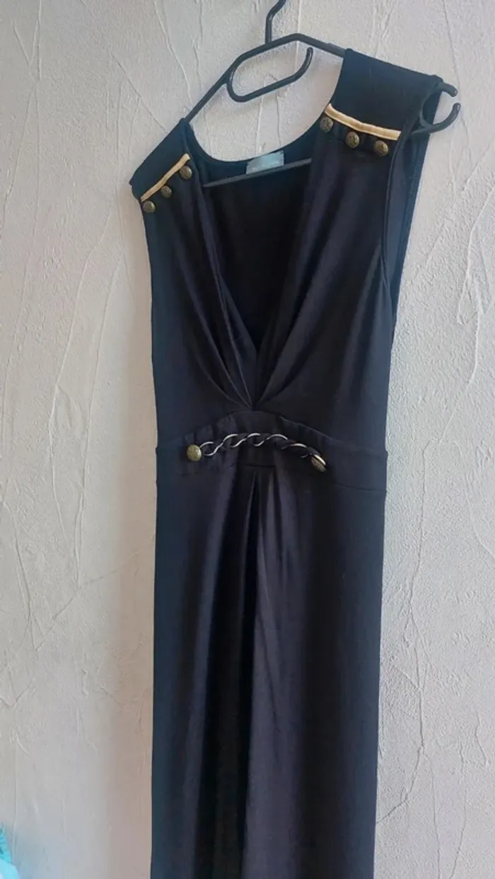 Robe élégante noire avec détails dorés Taille 42/44 - photo numéro 2