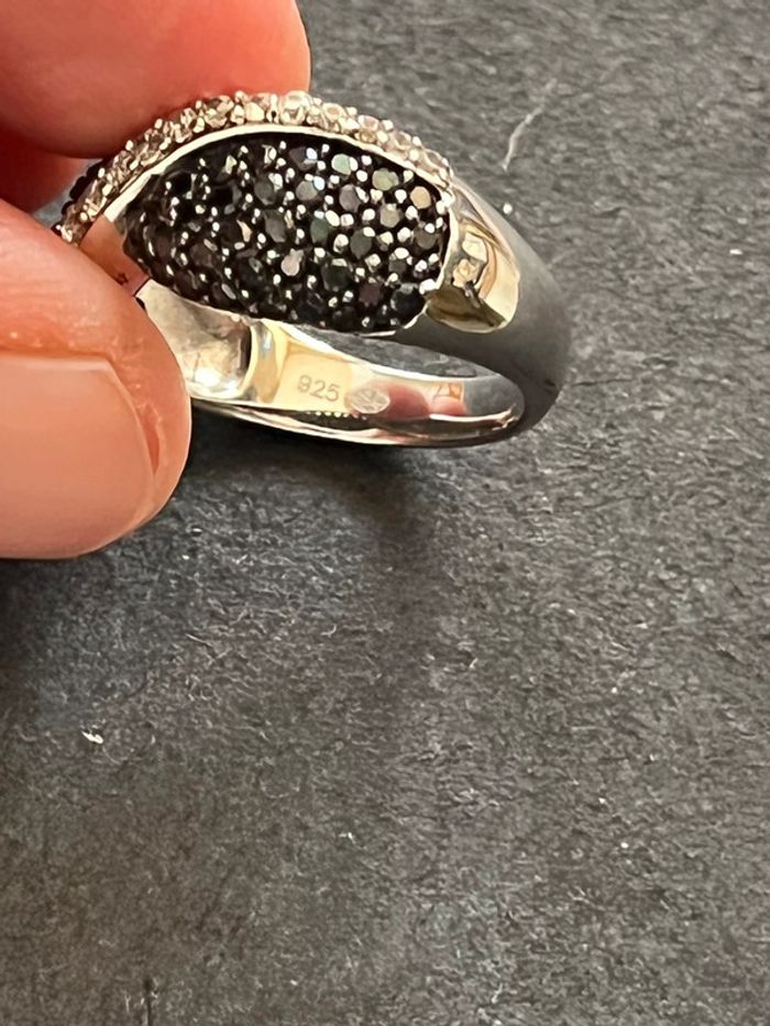 Belle bague en argent massif avec pierres blanches et noires T. 58 femme TBE - photo numéro 6