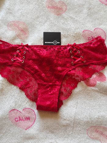 Sous vêtements femme avec étiquettes 