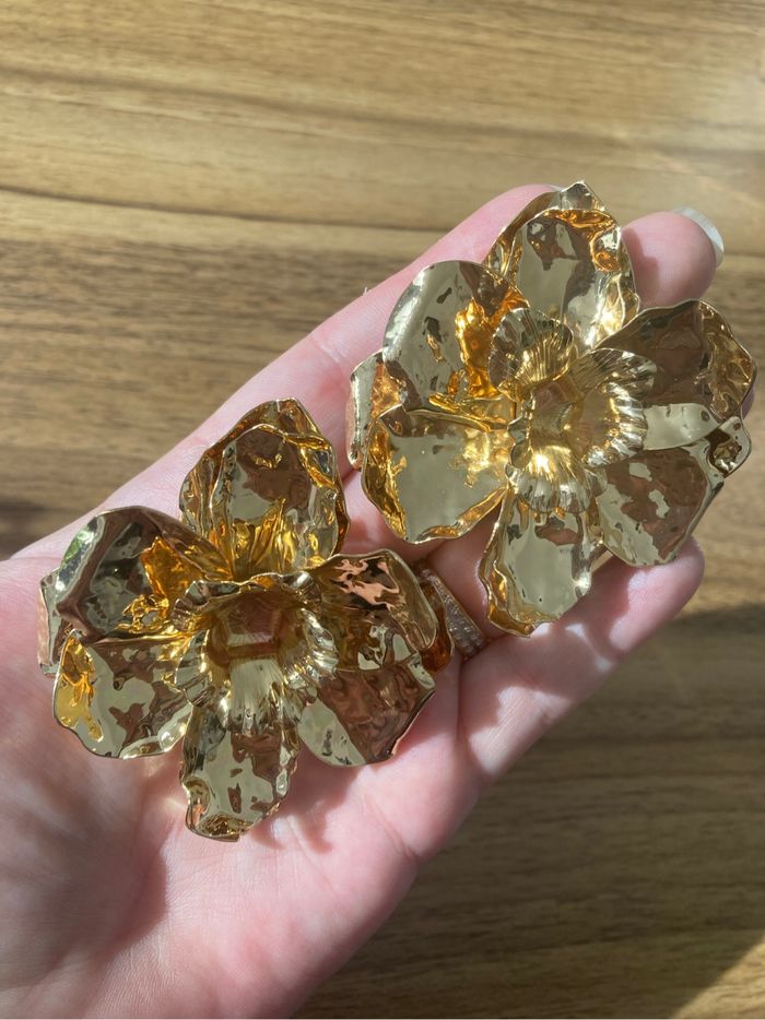 Boucles d’oreilles NEUVES pour femme forme de fleurs 🌼 couleur dorée - photo numéro 5