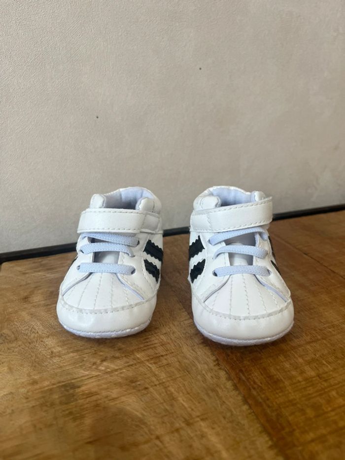 👟 Baskets bébé blanches et noires – Taille 18 – Neuves - photo numéro 2