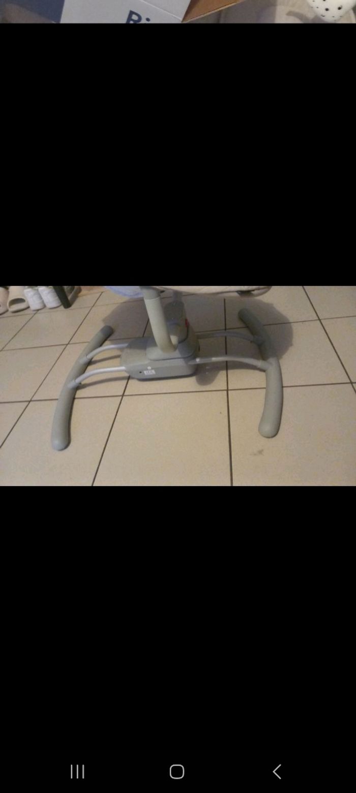 Balancelle bébé avec des cadeau si elle part ☺️ - photo numéro 3