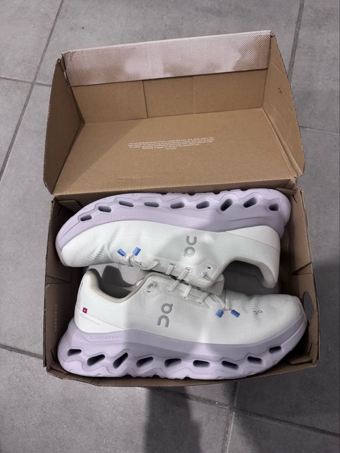 Baskets running ON Cloudtilt taille 45 noir/blanc - photo numéro 2