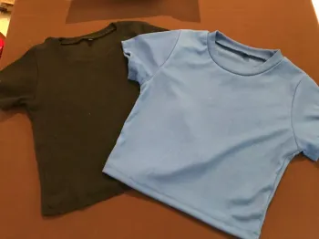 2 t-shirt fille taille S noir et bleu ciel
