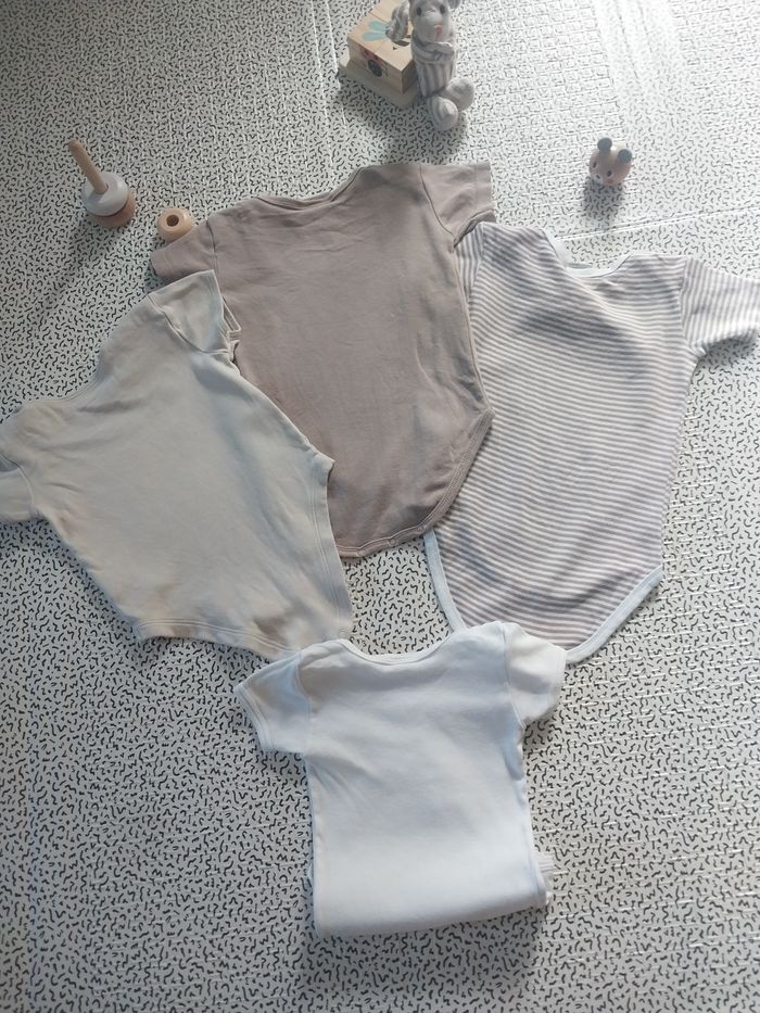 Lot de 4 bodies bébé – Taille 12 mois (74 cm)