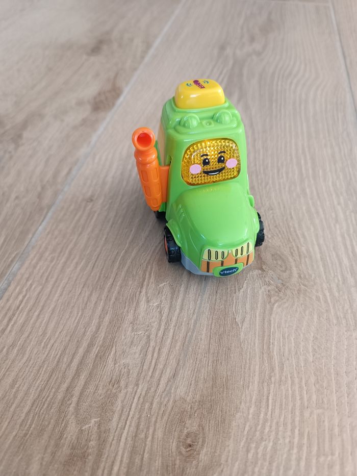 Clement tracteur des champs - photo numéro 2