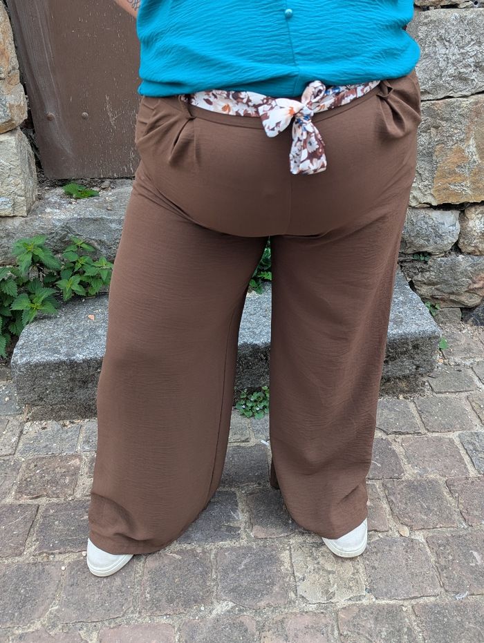 Pantalon fluide Gênes chocolat, jambes larges
Taille unique Curvy