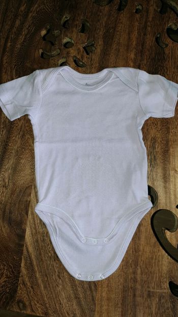 Body manches courtes, neuf, 9 mois.