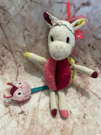 Doudou hochet Louise la licorne rose blanc Lilliputiens