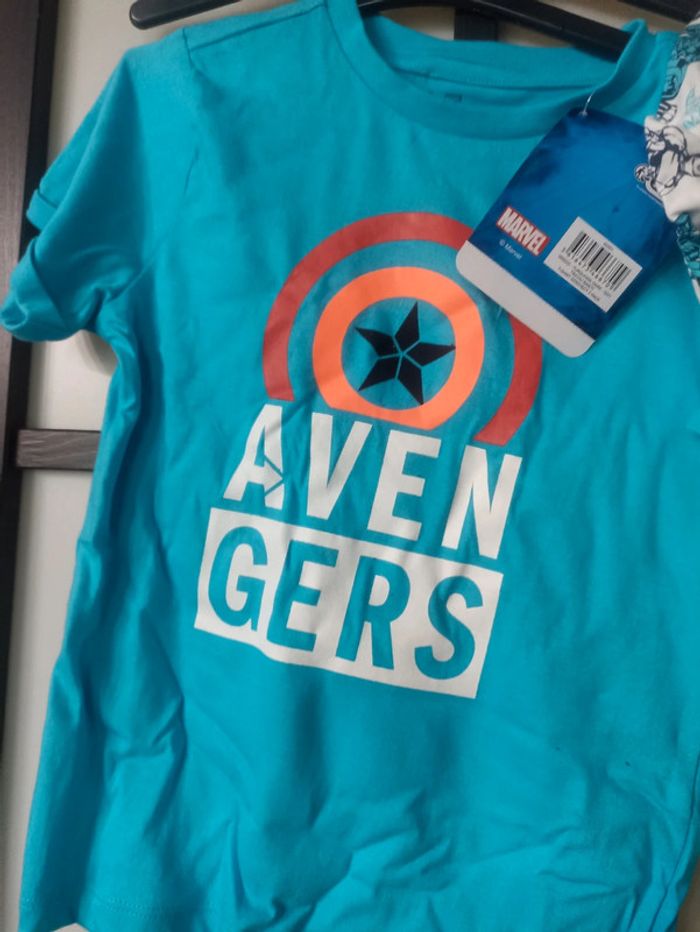 Lot de t-shirt à Disney Avengers taille 4 5 ans - photo numéro 3