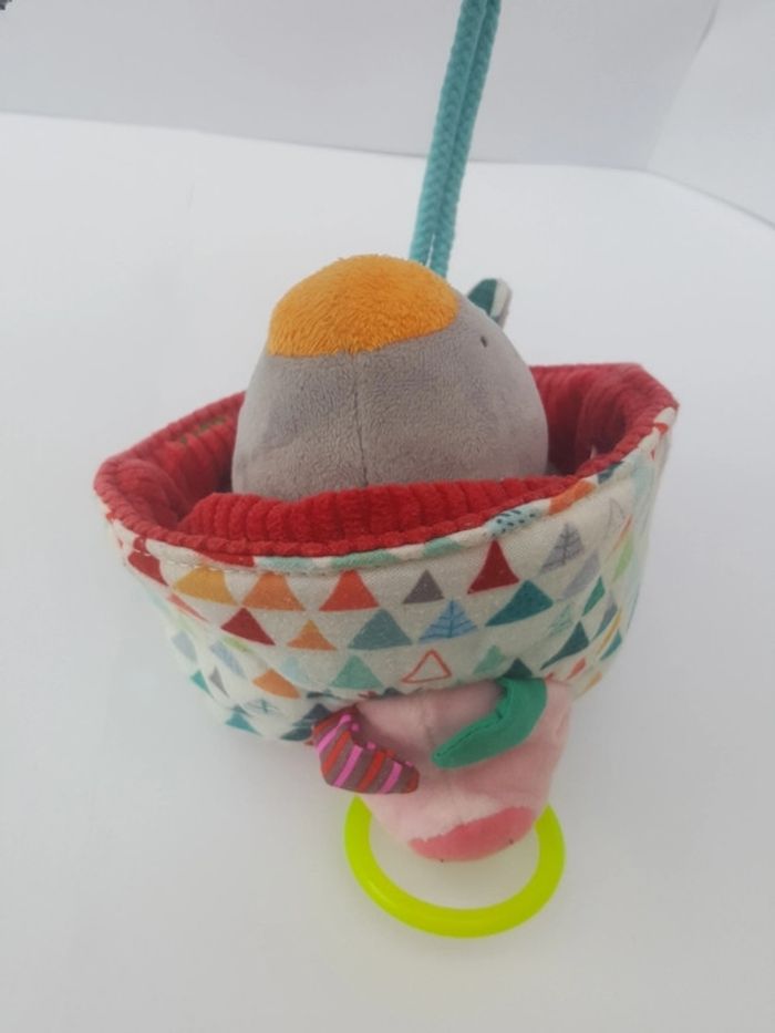 Lilliputiens hochet Nicolas le loup