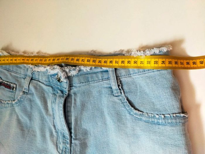 Short en jean délavé taille basse Xinhua – effet effiloché – Taille estimée S - photo numéro 5