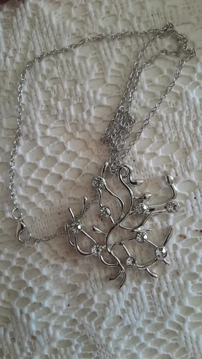 Collier "Arbre de vie" de Belle, du film Disney La Belle et la Bête - photo numéro 4