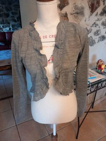 Boléro taille 2 longueur 39 cm.