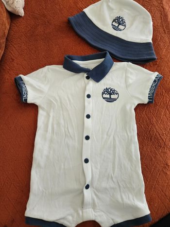 Tenue avec chapeau