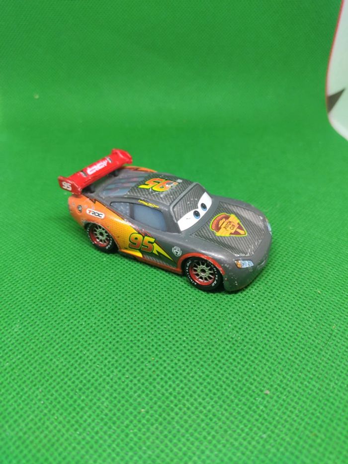 Voiture Cars Disney métal carbon racers flash McQueen bon état - photo numéro 2