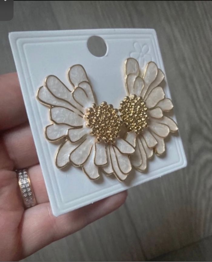 Boucles d’oreilles NEUVES avec étiquette pour femme forme de fleurs couleurs blanc et doré - photo numéro 4